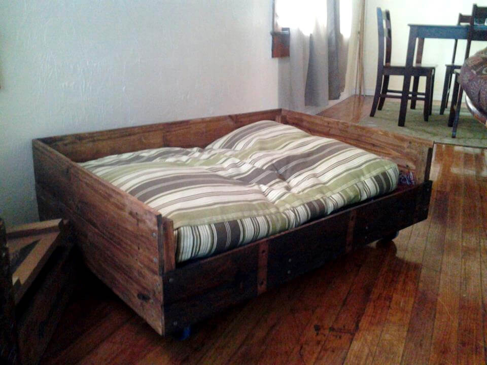 40+ DIY Pallet Dog Bed Ideas - Don't know which I love more