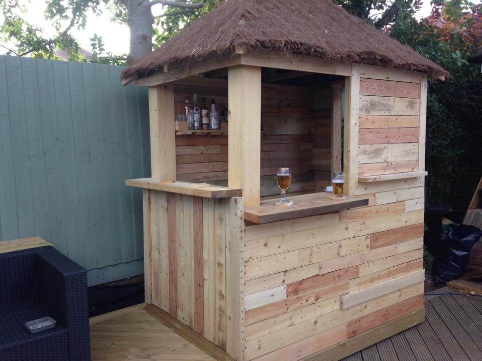 DIY Outdoor Pallet Bar with Pyramid Style Roof - 101 ...