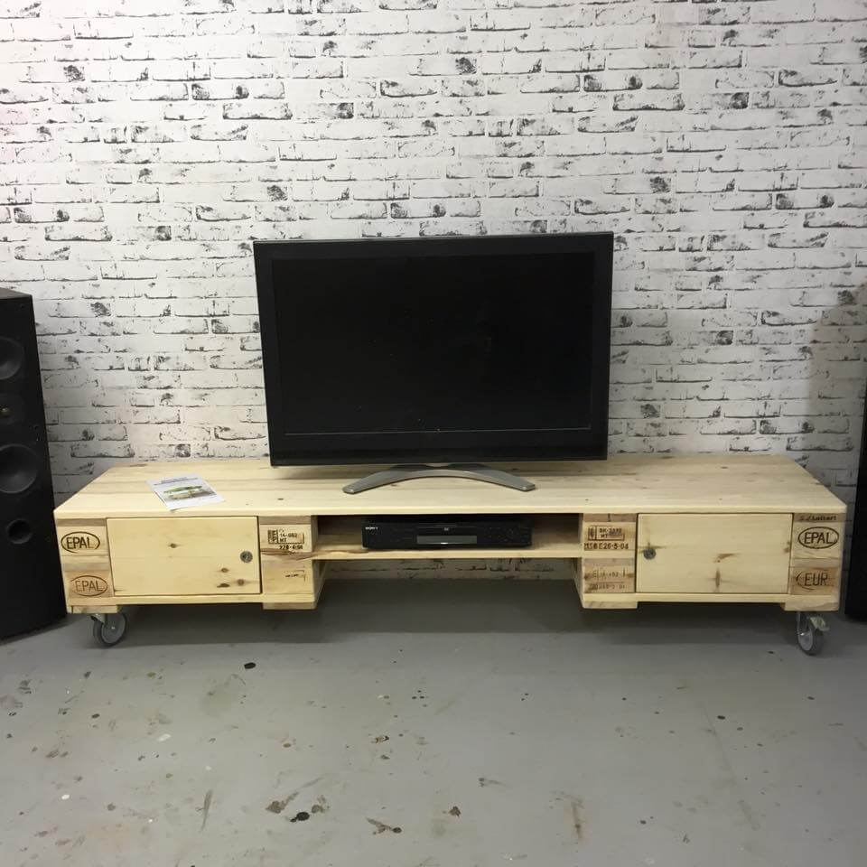Pallet Media Console - DIY TV Stand