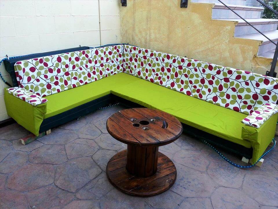 sofá seccional palet terraza de madera y mesa de centro del carrete de edad