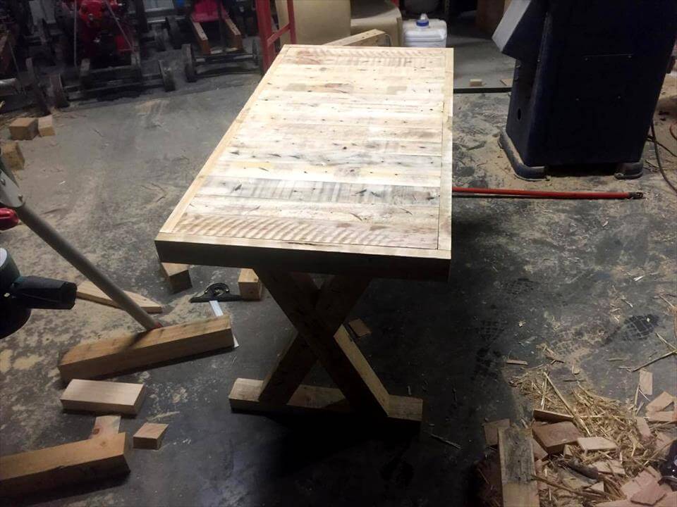 upcycled tabla de palets de madera con las piernas cruzadas criss